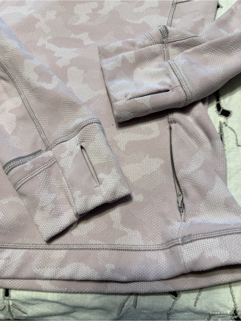 Long-Sleeve Pink Camo Performance Top Lululemon Pocket Thumbhole - Picture 7 of 7